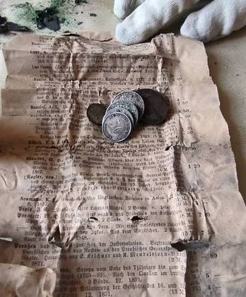 A caixa remonta supostamente a 1726 e foi descoberta durante trabalhos de renovação do templo na pequena cidade de Wschowa, no oeste da Polônia