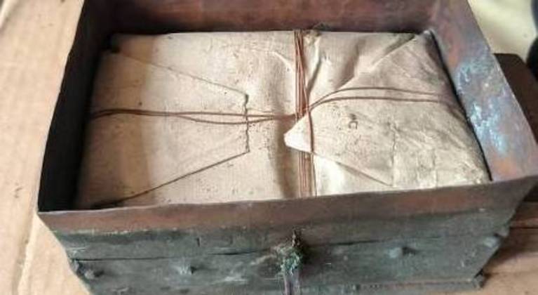 No outro baú, estudiosos acharam um pergaminho escrito em latim que, traduzido, narrava um incêndio devastador que engolfou a cidade e reduziu a igreja a cinzas. O papel foi danificado por uma bala de chumbo, que também estava dentro da cápsulaNÃO PERCA: Homem vê nuvem em formato de carpa e captura peixe maior que seu cachorro pouco depois