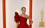 Cara Delevingne arrasa com um look vermelho e uma grande fenda