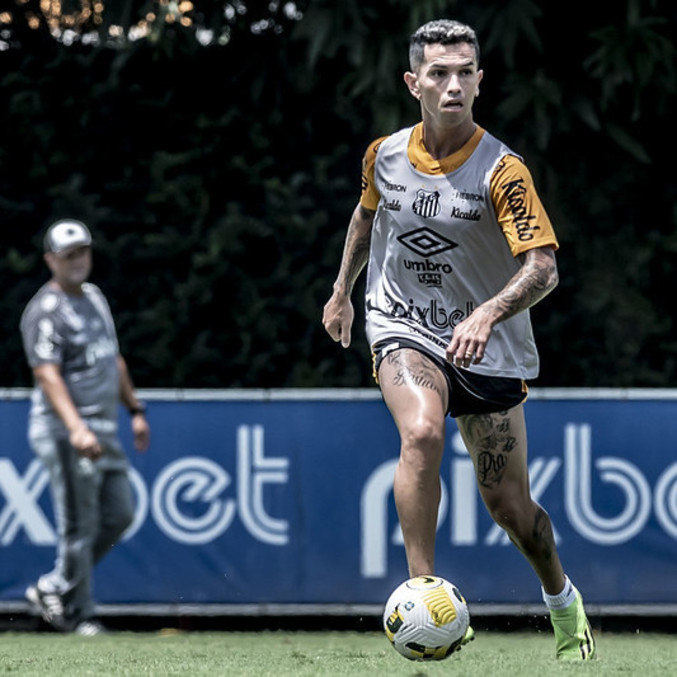Carabajal conduz a bola em treino do Peixe realizado no CT Rei Pelé