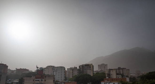 A poeira africana deixou a capital venezuelana Caracas com baixa visibilidade