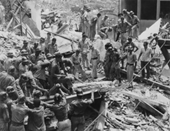  CARAGUATATUBA (SP) - 1967 - Em março, enchentes e deslizamentos assolaram o município. 436 pessoas morreram. A ajuda teve que chegar pelo ar e pelo mar, pois ficou impossível acessar a cidade por terra.