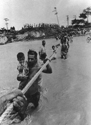 CARAGUATATUBA (SP) - 1967 - Em março, enchentes e deslizamentos assolaram o município. 436 pessoas morreram. A ajuda teve que chegar pelo ar e pelo mar, pois ficou impossível acessar a cidade por terra.