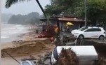 A região de Caraguatabuba também foi afetada. Na imagem é possível ver uma árvore quase caindo e carros destruídos