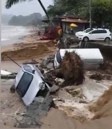 A região de Caraguatabuba também foi afetada. Na imagem é possível ver uma árvore quase caindo e carros destruídos