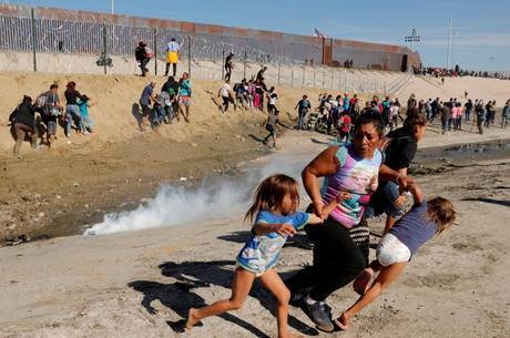Milhares de migrantes esperam para entrar nos EUA