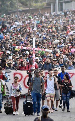 A secretária de imprensa da Casa Branca,
Karine Jean-Pierre, tentou minimizar as impressionantes cifras que surgiram na
fronteira na semana passada. 'O que estamos vendo aqui na fronteira, o
aumento do fluxo migratório, certamente sobe e desce', disse ela. 'E
estamos em uma época do ano em que não é incomum. Este é um sistema de
imigração que está quebrado há décadas'