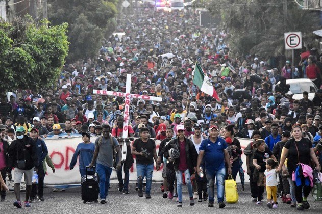 Quase 250 mil migrantes cruzaram a
fronteira sul dos EUA apenas em novembro — um novo recorde para o mês e o
terceiro maior total da história. Com a pressão aumentando sobre a Casa Branca
para lidar com a crise em espiral, Obrador sinalizou disposição para trabalhar
com as autoridades americanas