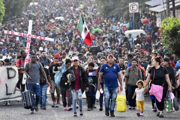 A caravana avançou aproximadamente 15
quilômetros depois de iniciar sua jornada ao amanhecer do domingo, de acordo
com a BBC. Houve mais de 2 milhões de encontros de migrantes na fronteira sul
dos EUA nos anos fiscais de 2022 e 2023, com autoridades alertando que o
influxo não mostra sinais de desaceleração