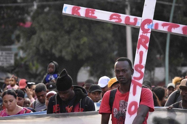 Em Tapachula, as autoridades afirmaram que estão
sem recursos públicos para acomodar os migrantes que se reuniram lá em número
incontrolável. 'O problema é que a fronteira sul [com a Guatemala] está
aberta, e de 800 a mil pessoas a cruzam diariamente', disse o ativista
dos direitos dos migrantes Luis Garcia Villagrin, que está acompanhando o
grupo. 'Se não sairmos de Tapachula, a cidade vai entrar em colapso'