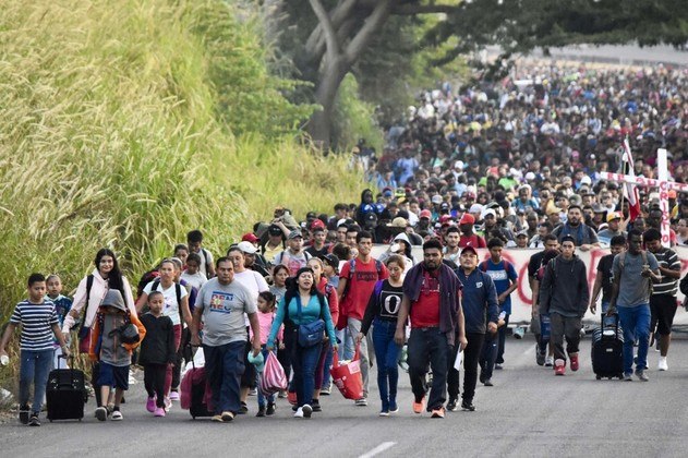 Partindo da cidade de Tapachula, ao sul doMéxico, a multidão começou sua jornada na véspera de Natal. Manifestantes nafrente da massa seguravam uma grande cruz juntamente com uma faixa que dizia