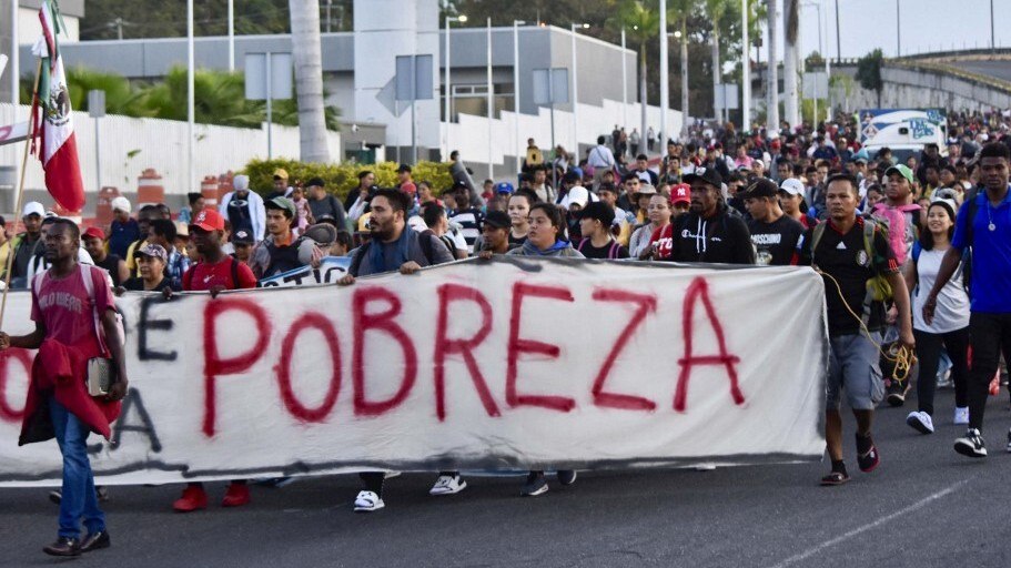 Caravana com 7.000 imigrantes ruma em dire o fronteira do