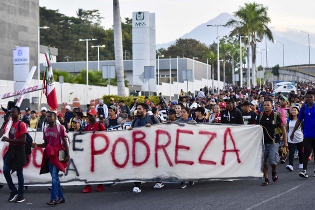 Vindos principalmente de Cuba, Haiti e
Honduras, uma recém-formada caravana com cerca de 7.000 solicitantes de asilo iniciou sua marcha pelo México em direção à fronteira dos
Estados Unidos dias antes da reunião do secretário de Estado dos EUA, Antony Blinken,
com o presidente mexicano, Andrés Lopez Manuel Obrador, para discutir o aumento
da imigração ilegal