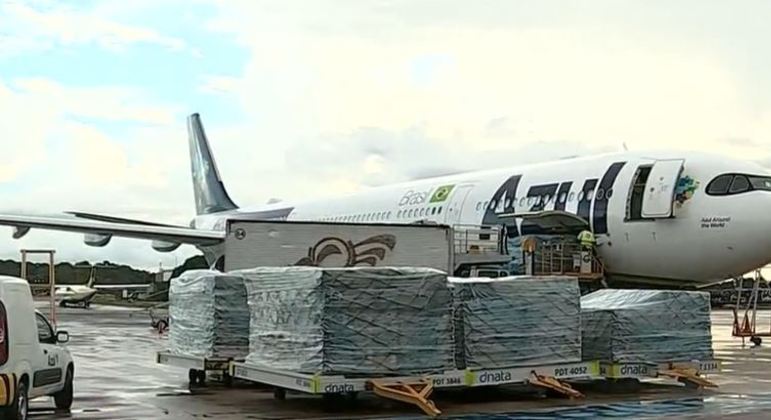 Aeronave da Azul entrega 80 cilindros de oxigênio para ajudar desafogar sistema de saúde do AM 