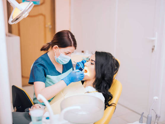 A depender da avaliação do cirurgião dentista, podem ser realizados procedimentos para auxiliar ou sanar a sensibilidade dentária, como a restauração da área desgastada com resina, ou a aplicação de flúor ou laser