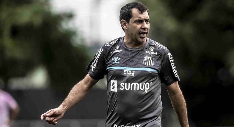 Carille foi demitido no ano passado por ser 'retranqueiro'. Agora, é  a 'salvação' do Santos