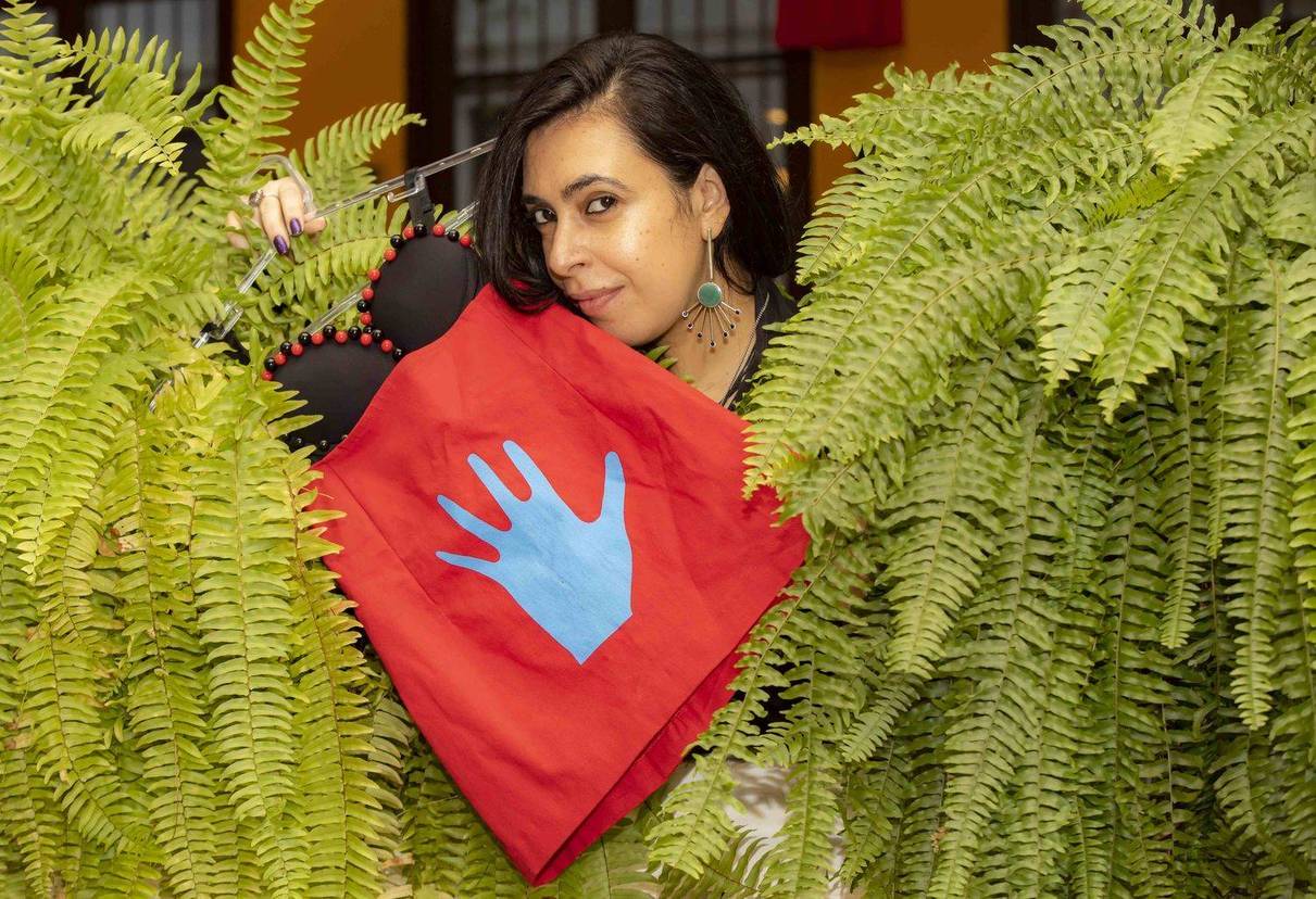 Carina, da grife A Moda Está em Baixa, cria roupas sob medida para pessoas com nanismo (Edu Garcia/R7)