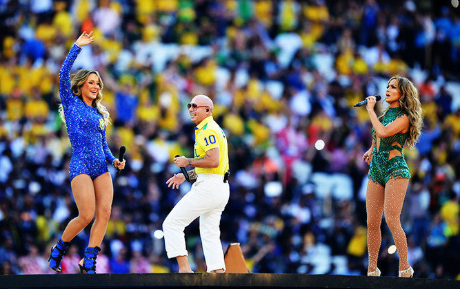 Carioca, mas com carreira na Bahia, Claudia Leitte se apresentou na cerimônia de abertura da Copa do Mundo de 2014, que também foi no Brasil. Ela cantou ao lado  Pitbull e Jennifer Lopez. 