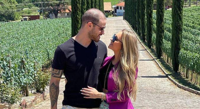 Carla Diaz saiu em defesa do namorado e negou as agressões