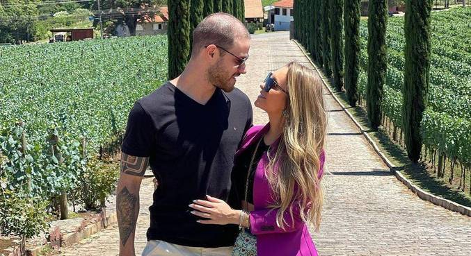 Carla Diaz postou sequência de fotos românticas com o novo namorado
