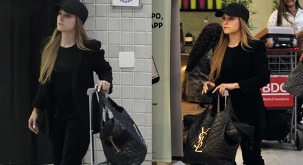 Carla Diaz toda de preto e com bolsa de grife