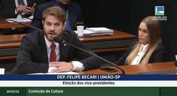 Carla Diaz acompanhou o noivo Felipe Becari em eleição na Câmara