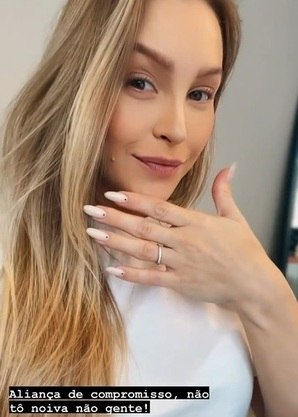 Carla exibiu a aliança nas redes sociais