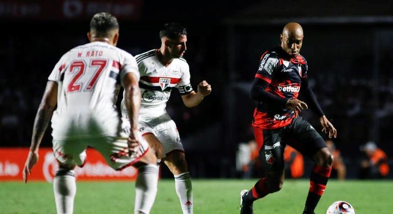 Carlão em ação pelo Ituano contra o São Paulo