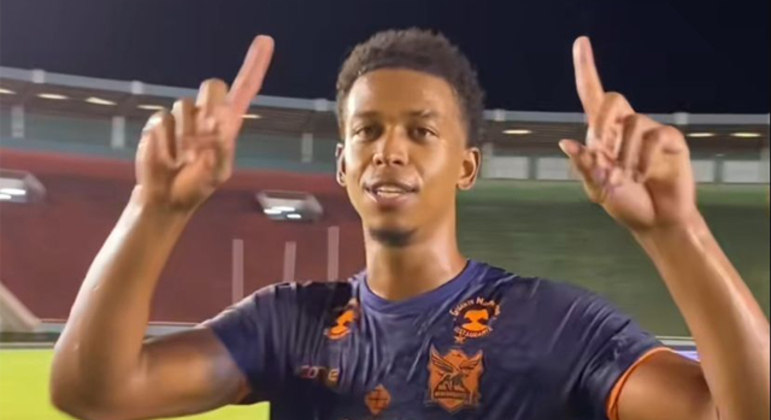 Carlinhos foi comprado por um milhão de euros. Para ocupar o lugar de Gabigol. Ser o reserva de Pedro