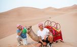 Por lá, a dupla fez um passeio de camelo no deserto e posou ao lado dos animais