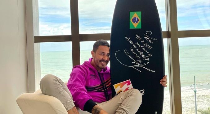 'Como aceita algo assim?', disse Carlinhos Maia ao receber a prancha