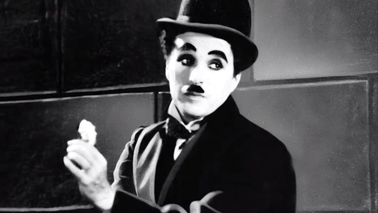 Carlitos - Personagem criado por Charles Chaplin em 1914, é um vagabundo de roupas largas, sapatos rotos e chapéu-coco que age com gentileza e educação. Costuma ser associado a um palhaço pelo jeito engraçado e performático, um ícone do cinema mudo. 
