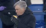 Frio e calculista: Esta imagem de Ancelotti assoprando um copo de café viralizou nas redes sociais, pois o time que ele então comandava, o Everton, da Inglatera, tinha acabado de marcar um gol. A ternura do italiano segue inclusive no momento de maior explosão no esporte