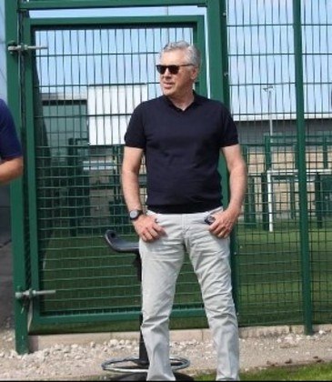 Galã: No auge dos seus 64 anos, 'Carletto', como é apelidado, também mostra estar atento à moda, e monta looks para sempre sair bem na foto. Só nos resta saber se irá cair bem o escudo da CBF em seus trajes, daqui um ano! 