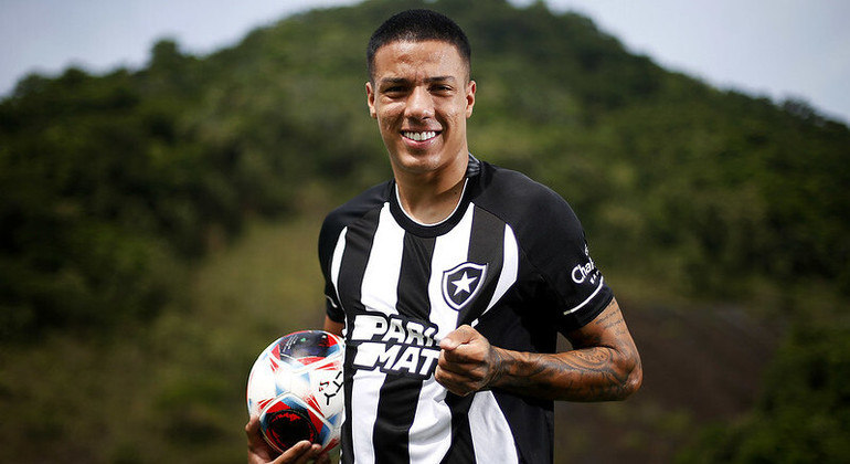 Carlos Alberto, atacante, assinou com o Botafogo pro empréstimo até o fim de 2023