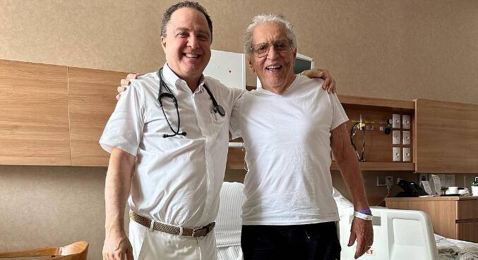 Ainda no hospital, Carlos Alberto de Nóbrega posou com médico que cuidou dele
