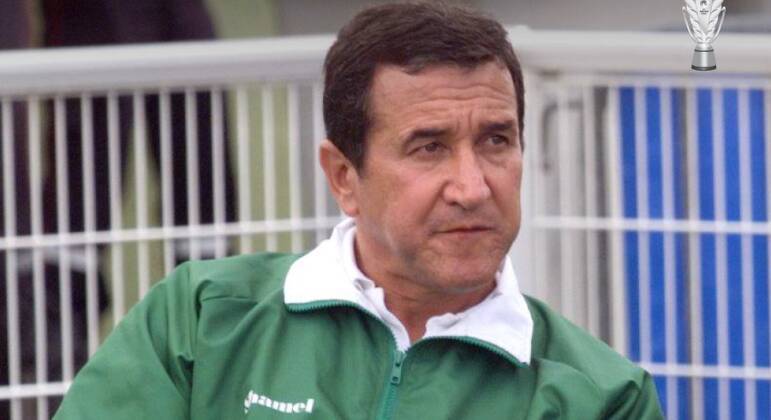 9. Parreira A história de Parreira com a Arábia Saudita é um pouco diferente e um tanto dramática. O técnico chegou ao comando da seleção saudita em 1998, após ter conquistado a Copa do Mundo com o Brasil.Ele tinha a missão de igualar a campanha de 1994, quando os árabes chegaram às oitavas de final, mas acabou com duas derrotas, a desclassificação e sendo demitido na primeira fase da competição