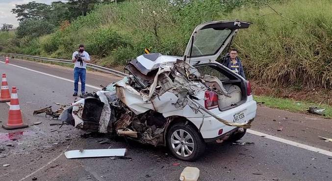 Carro ficou destruído após colisão com carreta