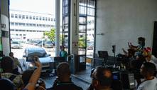 Carlos Bolsonaro presta depoimento por menos de uma hora na sede da Polícia Federal do Rio