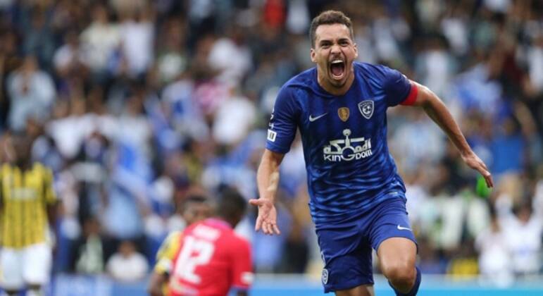 2. Carlos EduardoO meia, que vive um ótimo momento com o Botafogo, já foi ídolo do Al-Hilal. Ele chegou ao clube em 2015 e atuou cinco temporadas no futebol árabe. Ao todo, foram dois Campeonatos Sauditas, duas Copas do Rei e uma Supercopa da Arábia da SauditaEduardo marcou 78 gols em 149 jogos – é o segundo maior artilheiro estrangeiro do clube. A boa atuação rendeu ao craque alguns presentes, como um iPhone banhado a ouro e um filhote de leão