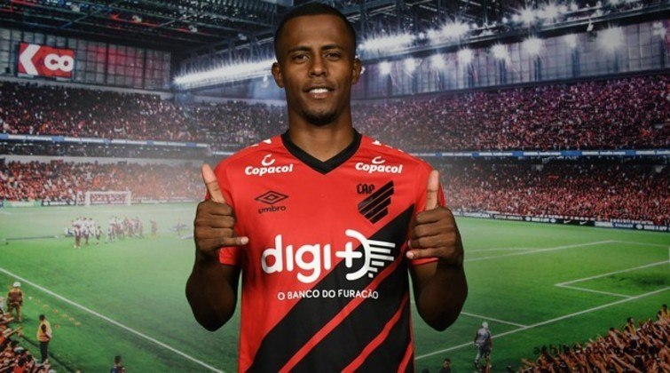 Carlos Eduardo, atualmente jogando no Athletico-PR, foi criado nas categorias de base do Goiás e estreou profissionalmente no time. No dia 12 de agosto, fez um dos gols na vitória por 2 a 1 sobre o ex-clube.