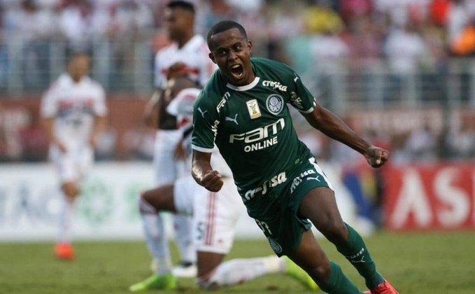 Carlos Eduardo foi contratado pelo Palmeiras em 2019, após passagens pelo Goiás e Pyramids, do Egito. No entanto, teve poucas oportunidades e acabou emprestado ao Athletico-PR. Seu contrato é até 2024.