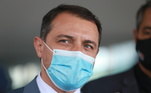 O governador de Santa Catarina, Carlos Moisés (PSL-SC), foi afastado pela segunda vez do cargo, em novo processo de impeachment. Ele é acusado de crime de responsabilidade pela suposta fraude na compra de 200 respiradores por R$ 33 milhões, em compra sem licitação, com pagamento antecipado e sem garantias. O caso envolve ainda um hospital de campanha que seria instalado em Itajaí. O governador também alega inocência e diz não haver 'justa causa' que sustente o seu afastamento