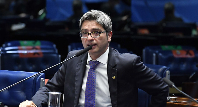 O senador Carlos Portinho (PL-RJ)