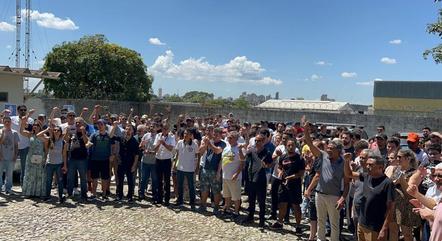 Manifestação ocorreu na manhã deste sábado (25)
