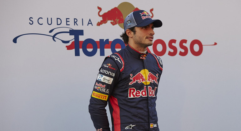 Carlos Sainz foi anunciado pela Toro Rosso para a temporada de 2015 e, na época, o espanhol chegava na equipe base da Red Bull para substituir o russo Daniil Kvyat. O piloto, que hoje defende a Ferrari, deixou a equipe em 2017