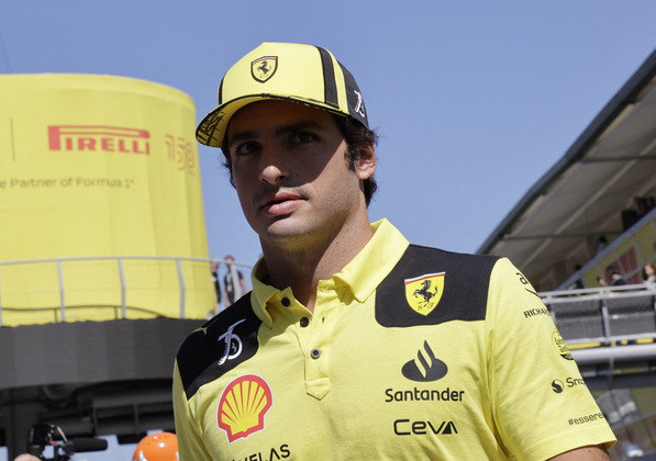 8º Carlos Sainz Jr.Salário anual: US$ 10 milhões (R$ 52 milhões)Equipe: FerrariNúmero de títulos mundiais: sem títulosAno de início na Fórmula 1: 2015