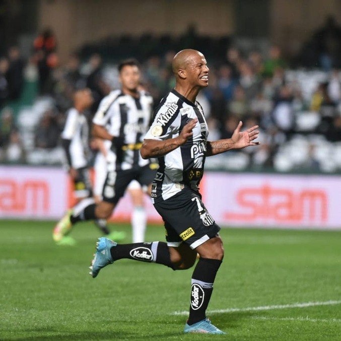 Carlos Sánchez em lance de jogo com o Coritiba na noite desta segunda-feira