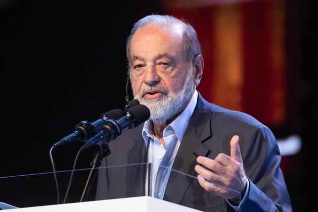 9º lugar: Carlos Slim Helu e famíliaO homem mais rico do México é conhecido como Midas em seu país natal. O mexicano tomou o lugar de Bill Gates no topo do ranking em 2007. Ele e sua família controlam a América Móvil, maior companhia de telecomunicações da América Latina, mas também tem participações em diversas áreas. Sua fortuna é de R$ 80,5 bilhões, que equivalem a R$ 427,3 bilhões.