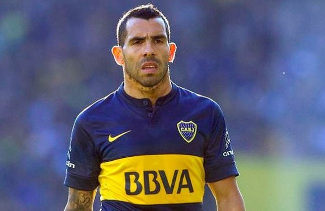 Carlos Tévez – O último clube do atacante argentino de 38 anos foi o Boca Juniors (ARG), e ele está sem contrato desde julho de 2021. O atleta se aposentou, mas já cogitou retornar em diversas ocasiões